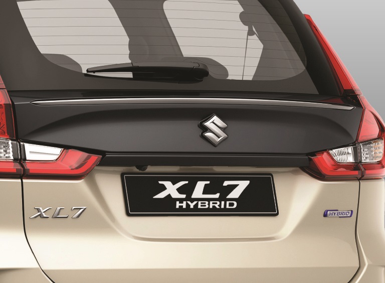 SUZUKI XL7 HYBRID - Đuôi xe sơn đen thể thao